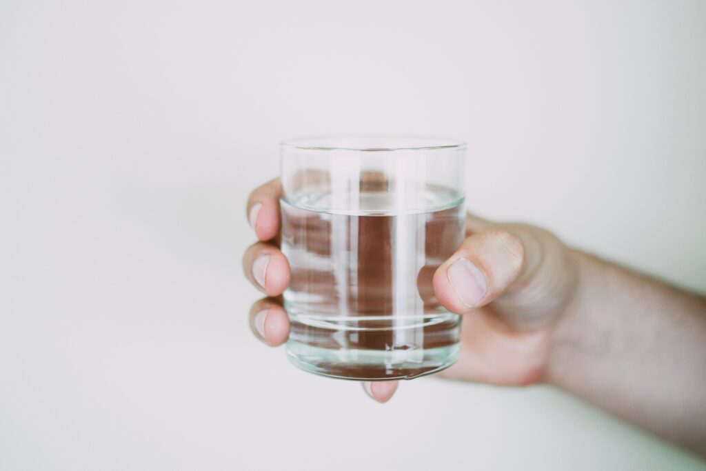 cuanta agua tomar al día